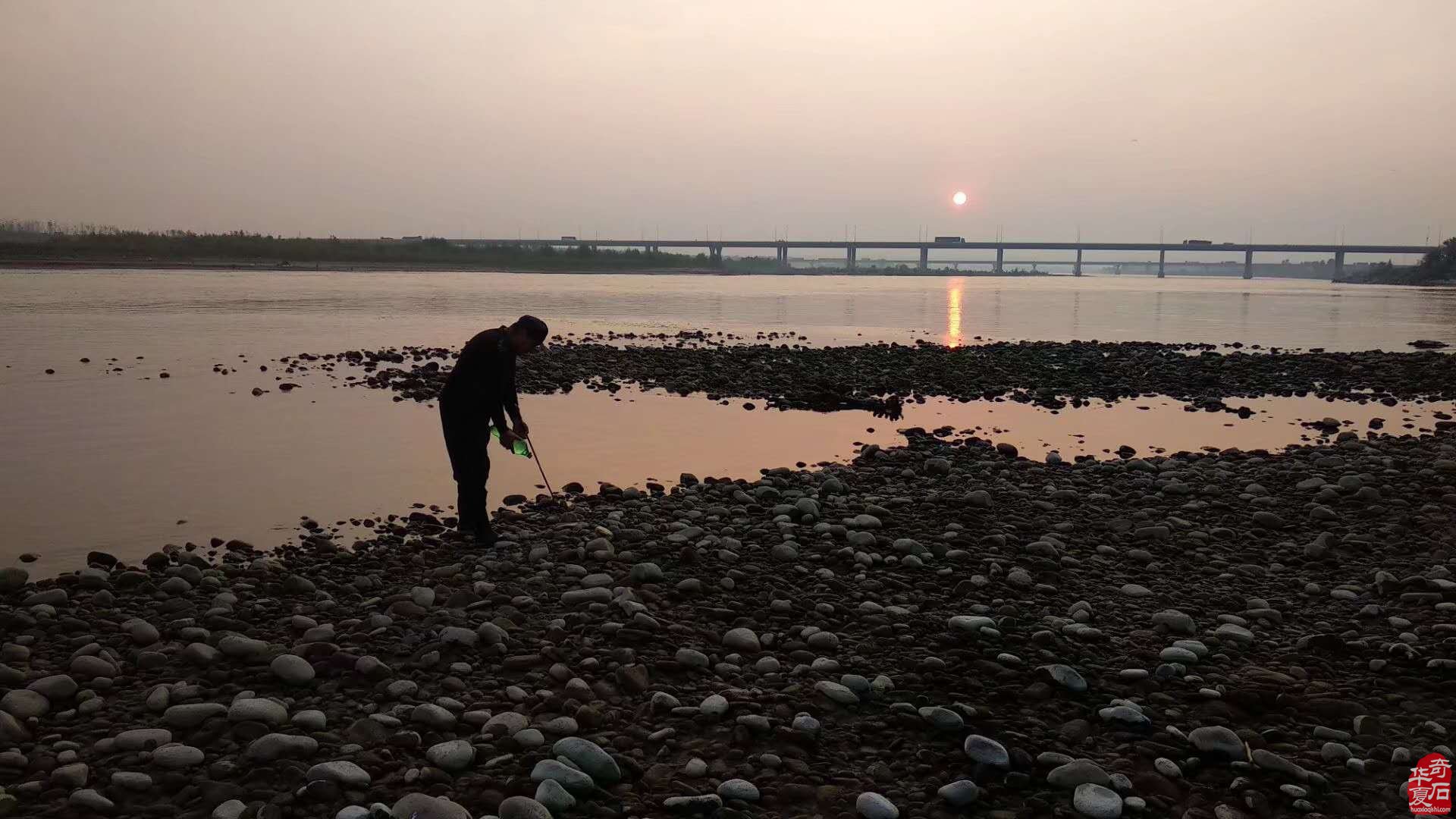 每日一石：欣賞《孤峰寂月》漢江水墨石 圖