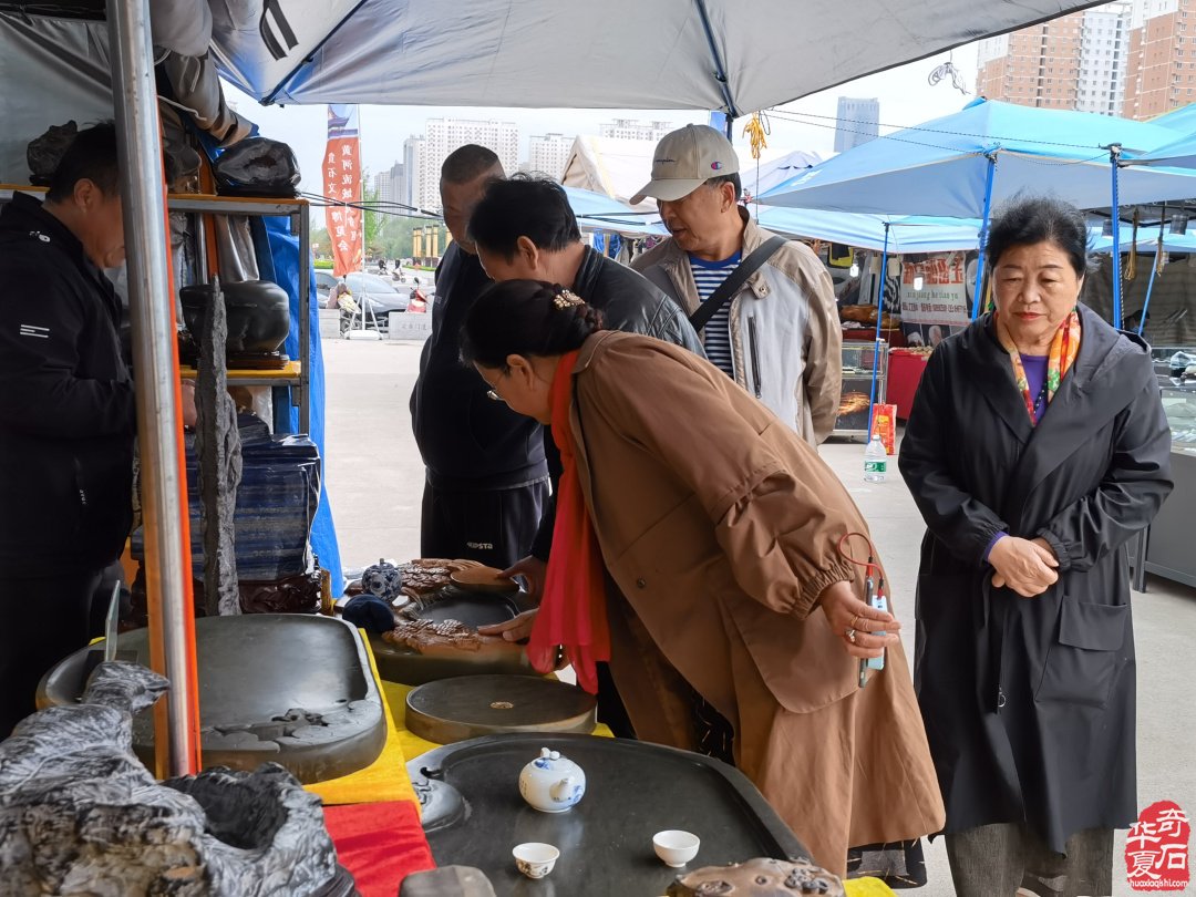 洛陽石展上石友石商們覓石淘寶銷售出貨盡歡顏