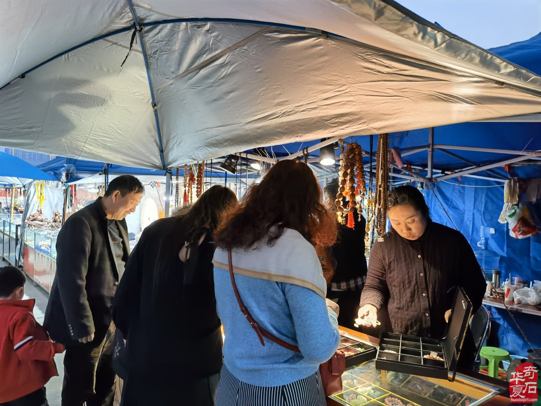 洛陽石展結束倒計時車水馬龍人頭攢動忙購物 圖